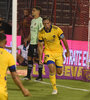 Izquierdoz celebra con Cardona el único gol de Boca. (Fuente: Télam)