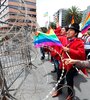 Yaku perez y simpatizantes protestan contra un supuesto fraude frente a las oficinas del CNE. (Fuente: EFE)