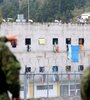 Soldados ecuatorianos montan guardia alrededor de la cárcel de Turi, en Cuenca. (Fuente: AFP)