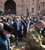 Pashinyan (centro) rodeado de simpatizantes enla Plaza de la República de Ereván. (Fuente: AFP)