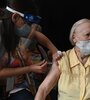 Una abuela recibe la AstraZeneca fabricada en India. (Fuente: Sebastián Granata)