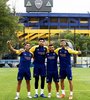 Tevez ayer junto al juvenil Alan Varela, el arquero Agustín Rossi y el defensor Lisandro López. (Fuente: NA)