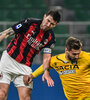 "Il capitano" Alessio Romagnoli lucha en las alturas con el español Fernando Llorente. (Fuente: AFP)