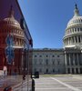 Una ambulancia estacionda frente a un Capitolio desierto.  (Fuente: AFP)