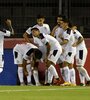 Los jugadores de Independiente festejan el primer gol del equipo. (Fuente: NA)