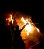 Arde la estatua del general Baquedano, durante los incidentes de anoche en Santiago.  (Fuente: EFE)