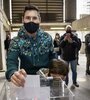 Lionel Messi y su hijo Thiago introducen el voto en la urna. (Fuente: Prensa FC Barcelona)