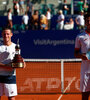 Cerúndolo (derecha) con el trofeo para el subcampeón. (Fuente: AFP)