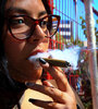 Una mujer fuma un cigarro de marihuana en el Zócalo de la Ciudad de México mientras la Cámara baja debatía la aprobación del cannabis para uso personal.  (Fuente: EFE)