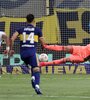 Armani no pudo evitar el gol de Villa de tiro penal. (Fuente: AFP)