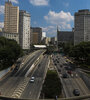 La avenida Nueve de Julio, casi vacía en el centro de la capital económica de Brasil (Fuente: AFP)