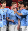 El City celebra a De Bruyne, autor de un golazo que puso el 1-0. (Fuente: EFE)