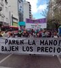 Ante la suba en los precios de los alimentos, los movimientos sociales se movilizaron a la puerta de las grandes cadenas de supermercados.