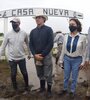 Leonor Barbero junto a sus tres hijos varones. A su izquierda, Luis Miguel Etchevehere, ex ministro de Macri.