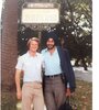 Piet Gumming posa junto a un colega indio en la Plaza San Martín.