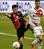 Cristaldo intenta ante Peñailillo. Empató Newell's en el debut de Burgos como DT. (Fuente: Fotobaires)