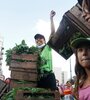 La UTT regalará a las 16:30, esta vez en la esquina de Hipólito Yrigoyen y Entre Ríos,  verduras cosechadas en el cinturón hortícola de La Plata. (Fuente: Leandro Teysseire)