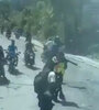 Las imágenes fueron filmadas desde el micro donde viajaba el plantel. (Fuente: Captura de vídeo )