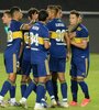 Los jugadores de Boca saludan a Zárate, luego de marcar de penal. (Fuente: Fotobaires)