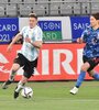 Adolfo Gaich, autor del gol argentino, lleva la pelota. (Fuente: Prensa AFA)