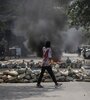 Un manifestante ante una barricada durante las protestas contra el golpe.  (Fuente: EFE)