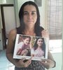 Myrian Villalba con la foto de su hija y su sobrina, que murieron baleadas en Paraguay. Abajo: gentileza Reporterxs