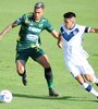 Thiago Almada se le escapa al defensor Néstor Breitenbruch. (Fuente: Fotobaires)