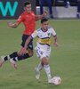 Maroni escapa de la marca de Togni, el autor del 1-0 rojo. Lo del enganche de Boca fue flojo. (Fuente: Fotobaires)