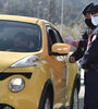 La policía chequea los tests de PCR en la frontera de Francia con España.  (Fuente: AFP)