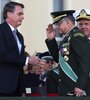 Bolsonaro saluda al ahora exjefe del Ejército, Edson Pujol..  (Fuente: AFP)