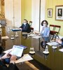 Guzmán, Cafiero, Todesca, Pesce, Marcó del Pont, Kulfas y Moroni, en la reunión de Gabinete Económico.  (Fuente: Prensa Jefatura de Gabinete)