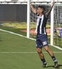 Auzqui festeja el primero de Talleres ante un derrotado Sosa. El segundo llegaría de inmediato. (Fuente: Télam)