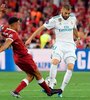 Alexander-Arnold y Benzema, un duelo de la final 2018 que se repetirá este martes. (Fuente: AFP)