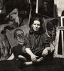 Alice Neel con sus cuadros, década del ´40.