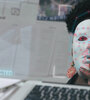 Joy Buolamwini aplica una máscara blanca sobre su rostro de tez negra y los resultados son otros.
