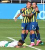 Ruben festeja el primer gol rosarino. El juvenil Aaron Quirós lo sufre desde el piso. (Fuente: Télam)
