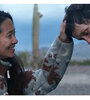 La directora Chloé Zhao con la actriz Frances McDormand, ambas favoritas por "Nomadland". 