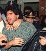 Maradona detendido, entre policías de civil, cámaras de televisión y vecinos que lo vitoreaban. (Fuente: AFP)