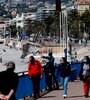 Caminata por la costanera de Niza tras el anuncio de Macron. (Fuente: EFE)