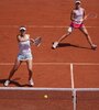 La rumana Begu en la red y la rosarina Podoroska al fondo (Fuente: Prensa Roland Garros)