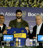 Orsini en el medio de Cascini y el presidente Ameal (Fuente: Prensa Boca)