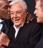 El director Richard Donner en 2017, con la pareja protagónica de "Arma mortal", Danny Glover y Mel Gibson. (Fuente: AFP)