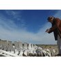 Boltanski y su obra Misterio, creada para BIENALSUR en Bahía Bustamante, Chubut. (Fuente: Gentileza BIENALSUR)