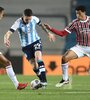Nery Domínguez sale jugando entre dos brasileños (Fuente: AFP)