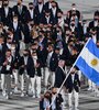 Cecilia Carranza Saroli y Santiago Lange, portan la bandera nacional. (Fuente: Télam)