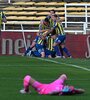 Celebración en el instante final, después de la definición con categoría de Emiliano Vecchio (abajo). (Fuente: Sebastián Granata)