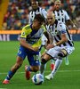 Dybala en acción frente a los defensores de Udinese (Fuente: AFP)