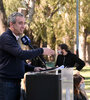 El intendente en el anuncio que hizo desde el polideportivo Deliot.