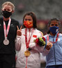 Yanina Martínez muestra el bronce en el podio de los 200 metros. (Fuente: @DeportesAR)