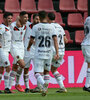 1) La Lepra festeja el gol del defensor Mansilla: una gran volea. 2)  Farías, con toque de derecha al primer palo, venció a Aguerre a 15 minutos del final. (Fuente: Télam)